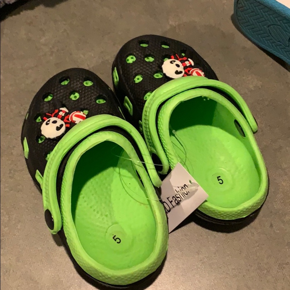 Size 5 toddler shoes !